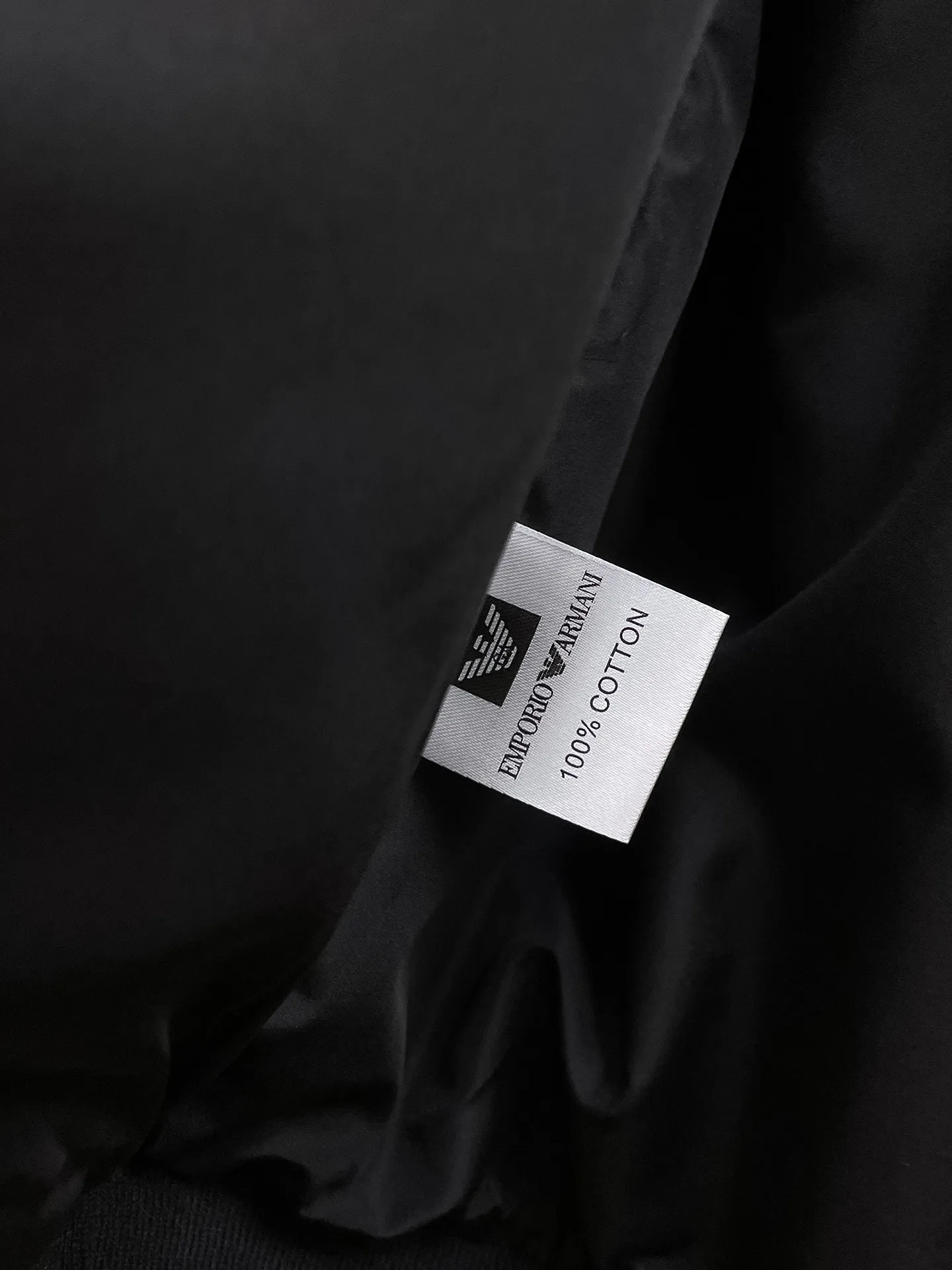 Armani official website Same Style, complete with three labels, on sale in advance. 2026 Autumn and Winter New Arrival men's jacket, Original with complete three labels, Premium version. Custom-made fabrics at the counter. Breathable, high comfort, impeccable details, brand element design concept, reflecting high quality. It feels delicate and soft, presents a casual cut, and has a great upper body shape. Sizes: M～3XL,